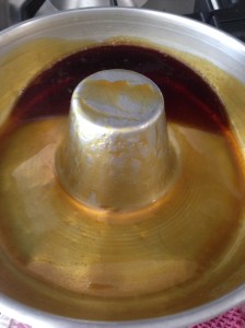Rotating the caramel on sides of mould