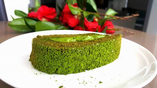 Matcha and white chocolate sponge roll